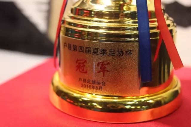 高空中的屈辱：空姐跪求事件引发的深思